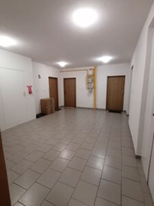 Chodba - pohľad z bytu von
